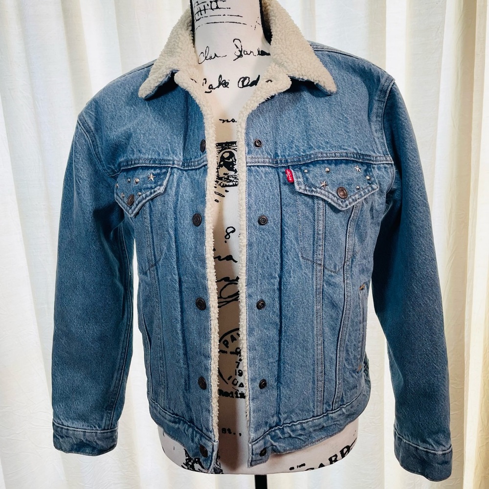 SALE! “LEVI’S” Blue Denim Trucker Jacket with Sherpa Lining.
